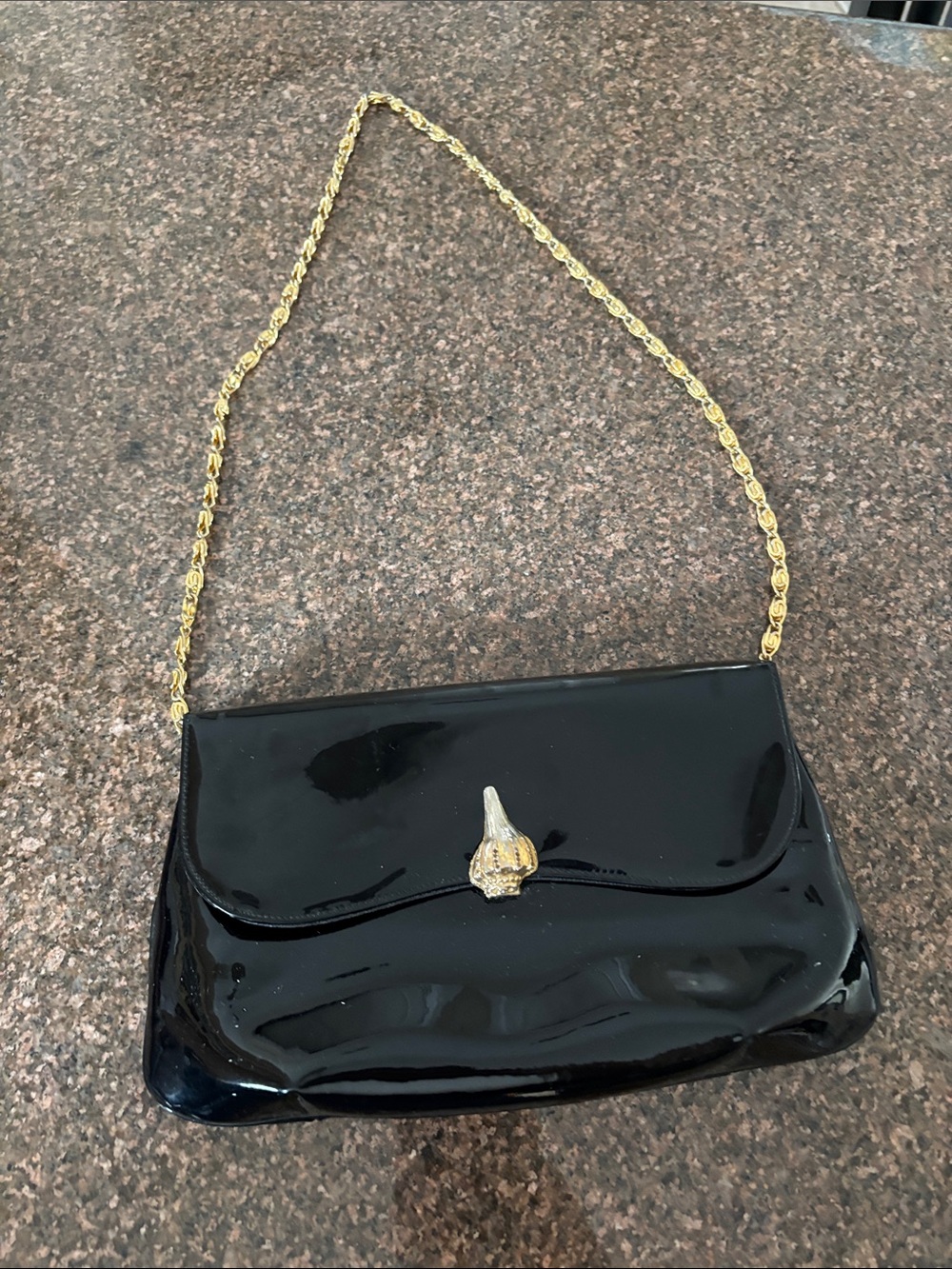 BAGS BY SUPREME/THE ELAINE SHOPS BLACK PATENT GOLD SHELL CHAIN BAG-60’s